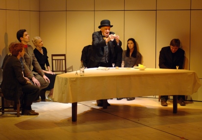 Marcin Hycnar (Fuks), Robert Jarociński (Tolo), Małgorzata Kożuchowska (Lena), Zbigniew Zapasiewicz (Leon), Kamilla Baar (Lulusia), Oskar Hamerski (Witold) w KOSMOSIE Witolda Gombrowicza w reżyserii Jerzego Jarockiego. Fot. Stefan Okołowicz