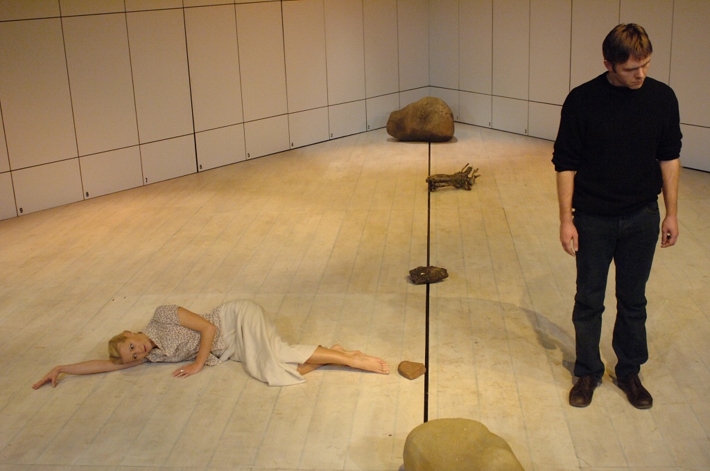 Małgorzata Kożuchowska (Lena), Oskar Hamerski (Witold) w „Kosmosie” Witolda Gombrowicza w reż. Jerzego Jarockiego. Premiera w Teatrze Narodowym 16 października 2005. Fot. Stefan Okołowicz Małgorzata Kożuchowska (Lena), Oskar Hamerski (Witold) w „Kosmosie” Witolda Gombrowicza w reż. Jerzego Jarockiego. Premiera w Teatrze Narodowym 16 października 2005. Fot. Stefan Okołowicz