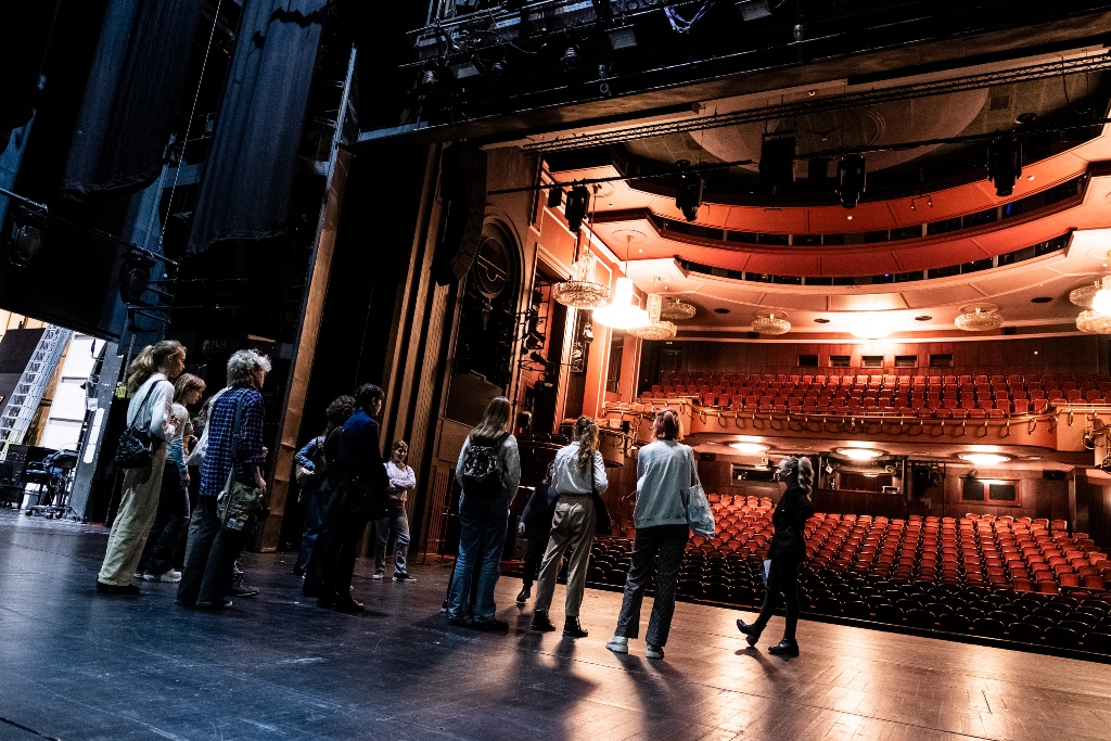 Wycieczka po teatrze „Scena nie jedna” dla uczennic i uczniów XXXIII Liceum Ogólnokształcącego Dwujęzycznego im. Mikołaja Kopernika w Warszawie (projekt edukacyjny KLASA TN, 2023), prowadzenie – Agnieszka Leśniak, edukatorka. Fot. Marta Ankiersztejn