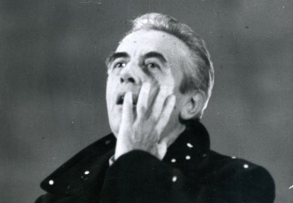 Andrzej Łapicki (Ślepiec) w spektaklu STARA KOBIETA WYSIADUJE Tadeusza Różewicza w reżyserii Helmuta Kajzara. Premiera w Teatrze Narodowym 11 października 1978. Fot. Marek Michałowski