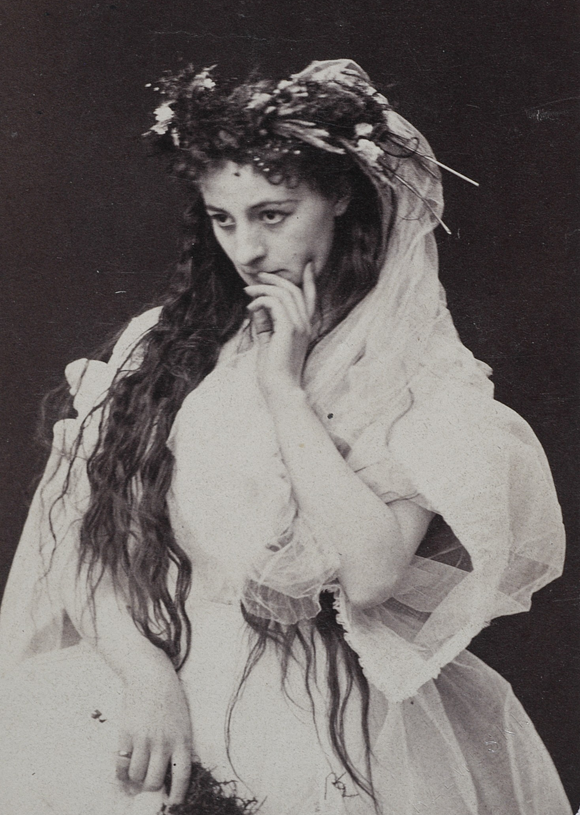 Helena Modrzejewska jako Ofelia w „Hamlecie” Williama Shakespeare’a. Fot. Walery Rzewuski, 1867 / domena publiczna Helena Modrzejewska jako Ofelia w „Hamlecie” Williama Shakespeare’a. Fot. Walery Rzewuski, 1867 / domena publiczna