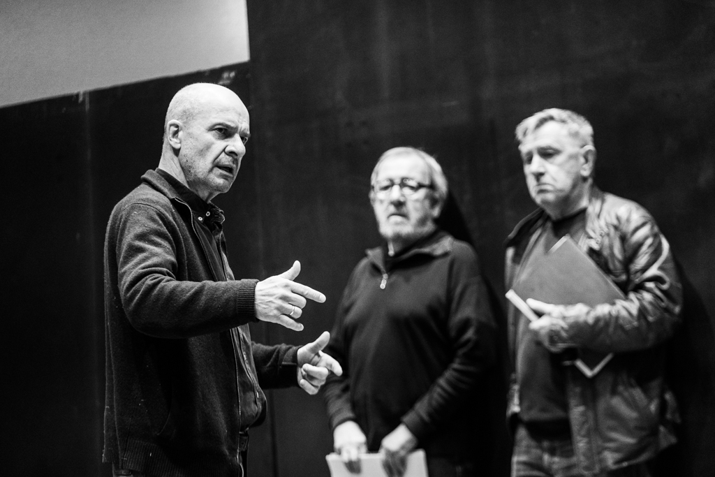 Piotr Cieplak – reżyser, Mariusz Benoit (Estragon), Jerzy Radziwiłowicz (Vladimir). Fot. Marta Ankiersztejn Piotr Cieplak – reżyser, Mariusz Benoit (Estragon), Jerzy Radziwiłowicz (Vladimir). Fot. Marta Ankiersztejn