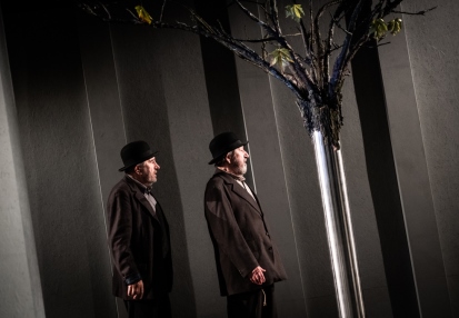 Jerzy Radziwiłowicz (Vladimir), Mariusz Benoit (Estragon) w CZEKAJĄC NA GODOTA Samuela Becketta w reż. Piotra Cieplaka. Fot. Marta Ankiersztejn   