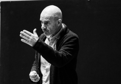 Piotr Cieplak podczas próby CZEKAJĄC NA GODOTA Samuela Becketta. Fot. Marta Ankiersztejn