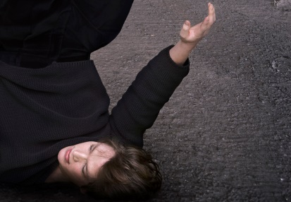 Zdjęcie promocyjne przedstawienia HAMLET: Hugo Tarres (Hamlet). Fot. Maciej Landsberg, koncepcja: Elipsy